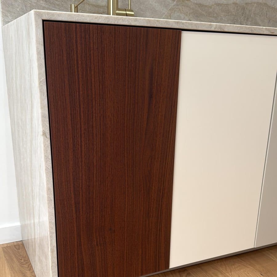 Façade en placage bois véritable clipsée sur la cuisine du showroom