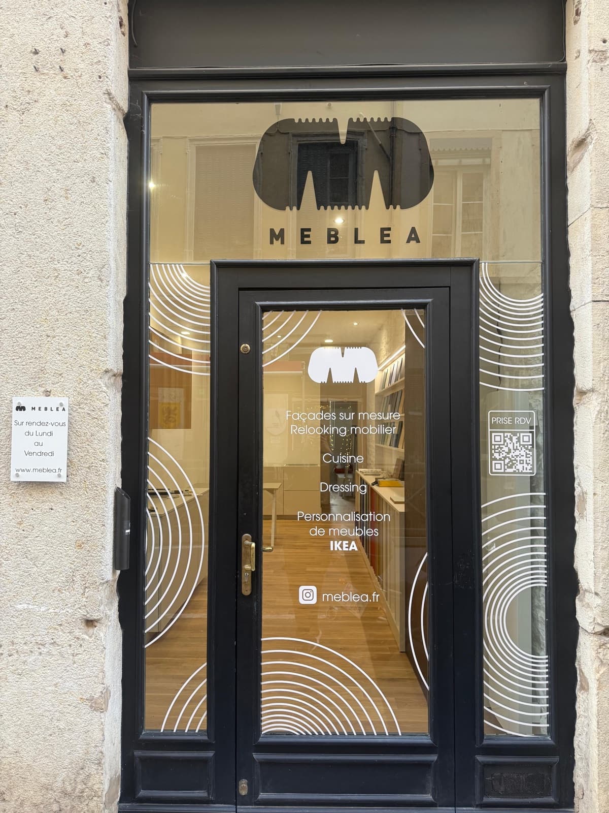 La devanture du showroom Meblea, 42 rue Ney à Lyon : porte vitrée noire et logo Meblea